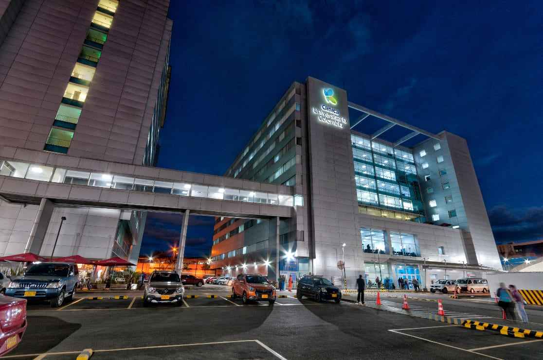 fachada de urgencias de noche de clínica colombia