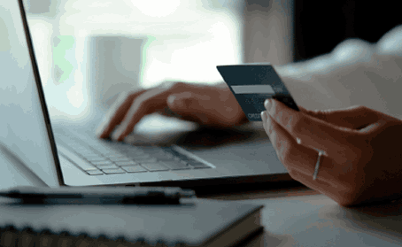 usuario con su tarjeta de crédito