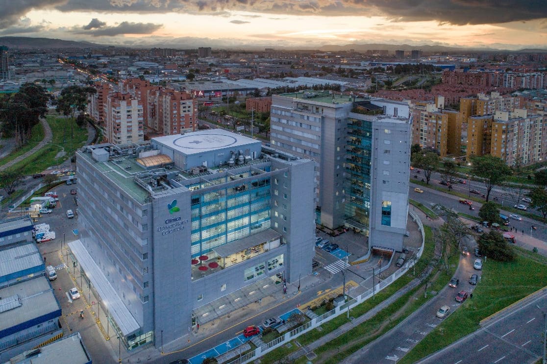 Fachada de edificio de noche de Clínica Colombia vista desde arriba