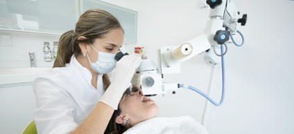 Odontólogo revisando paciente