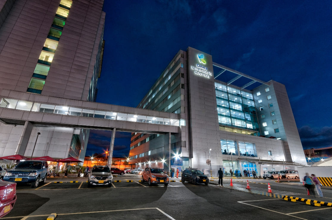 fachada de urgencias de noche de clínica colombia