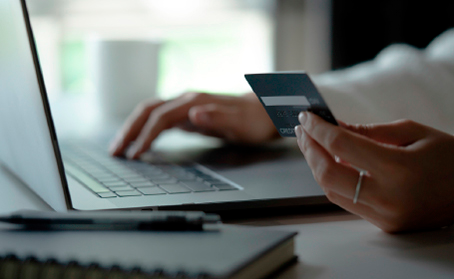 usuario con su tarjeta de crédito