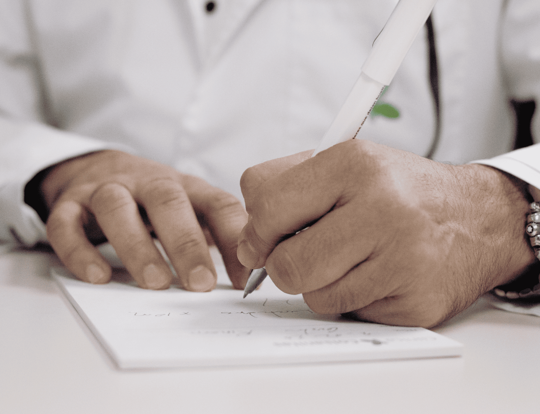 Doctor escribiendo recomendaciones