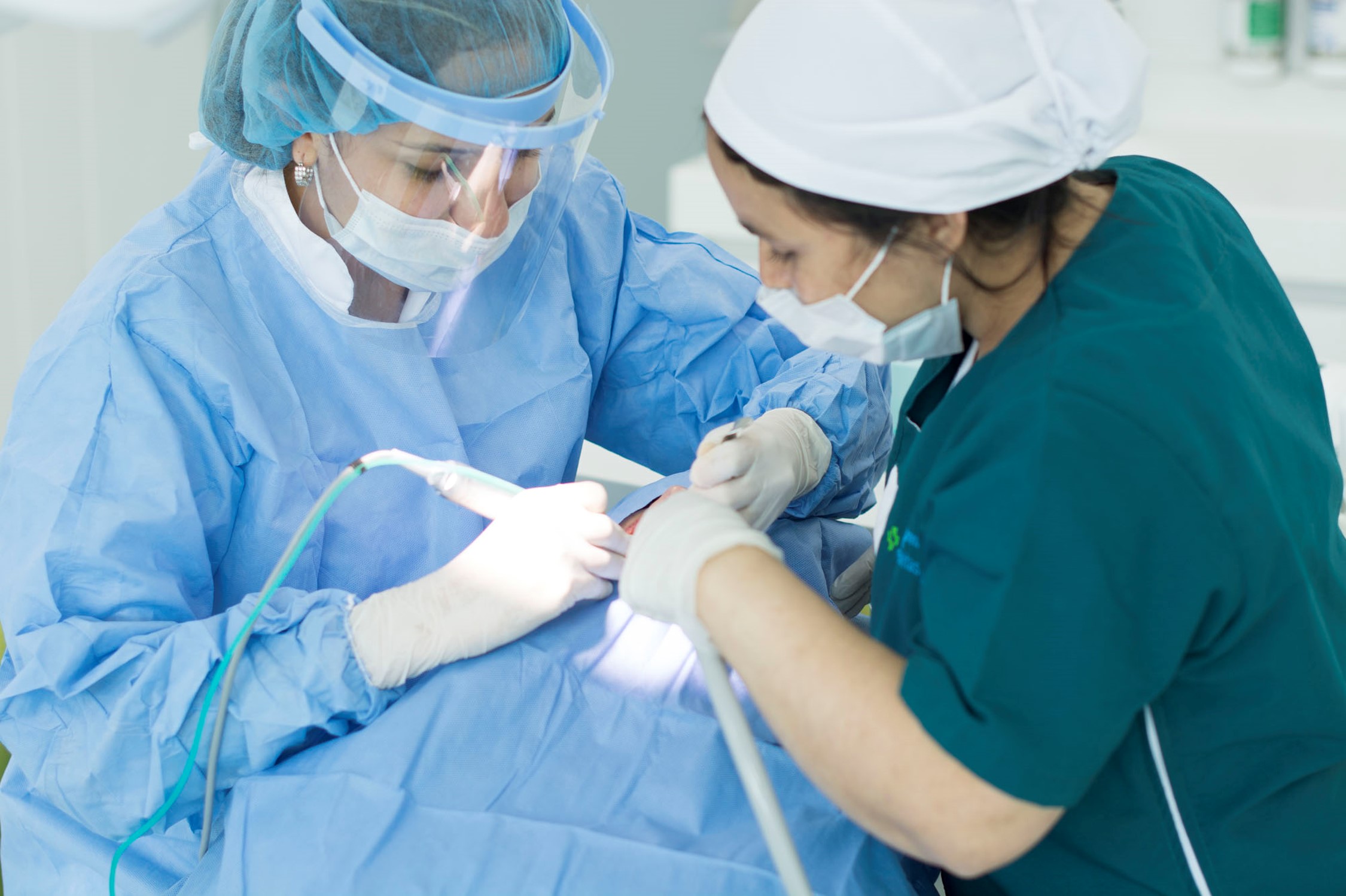 Odontóloga y su asistente en cirugía oral